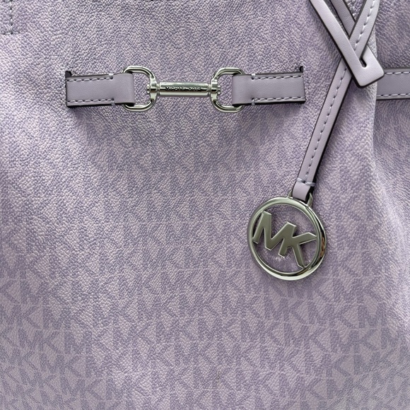 MICHAEL KORS Carson Large Signature Logo CZ Shoulder Tote Bag
Light Quartz
NWT - Picture 13 of 16